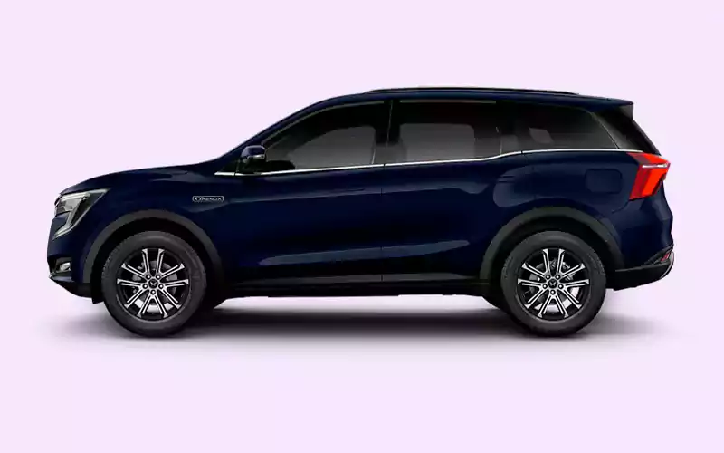 XUV700 7-Seater Midnight Black